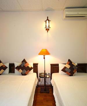 Superior double or twin with city view, private facilities (bath and shower), and breakfast